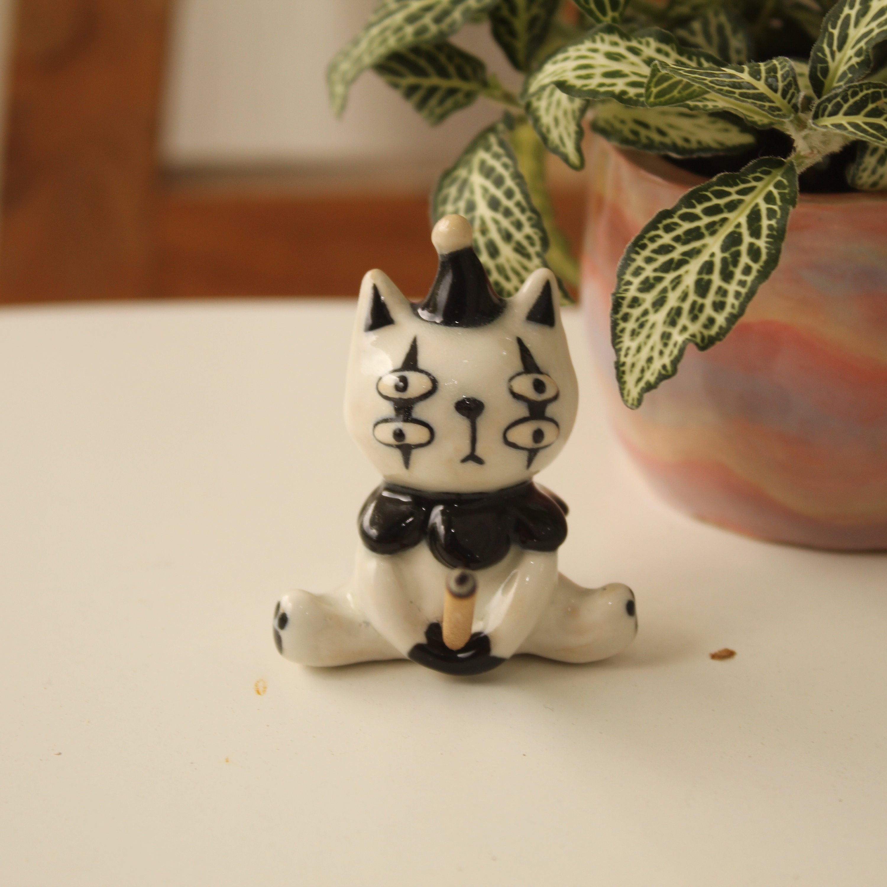 [Pre-order] White Cat Handmade Ceramic Incense Holder, Handbuilt Pottery, Cute Gift For Anime Fan, Unique Birthday Gift, Adorable Valentine Gift | Totto Pottery