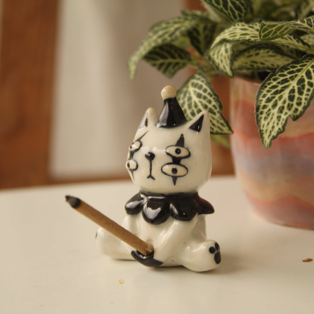 [Pre-order] White Cat Handmade Ceramic Incense Holder, Handbuilt Pottery, Cute Gift For Anime Fan, Unique Birthday Gift, Adorable Valentine Gift | Totto Pottery