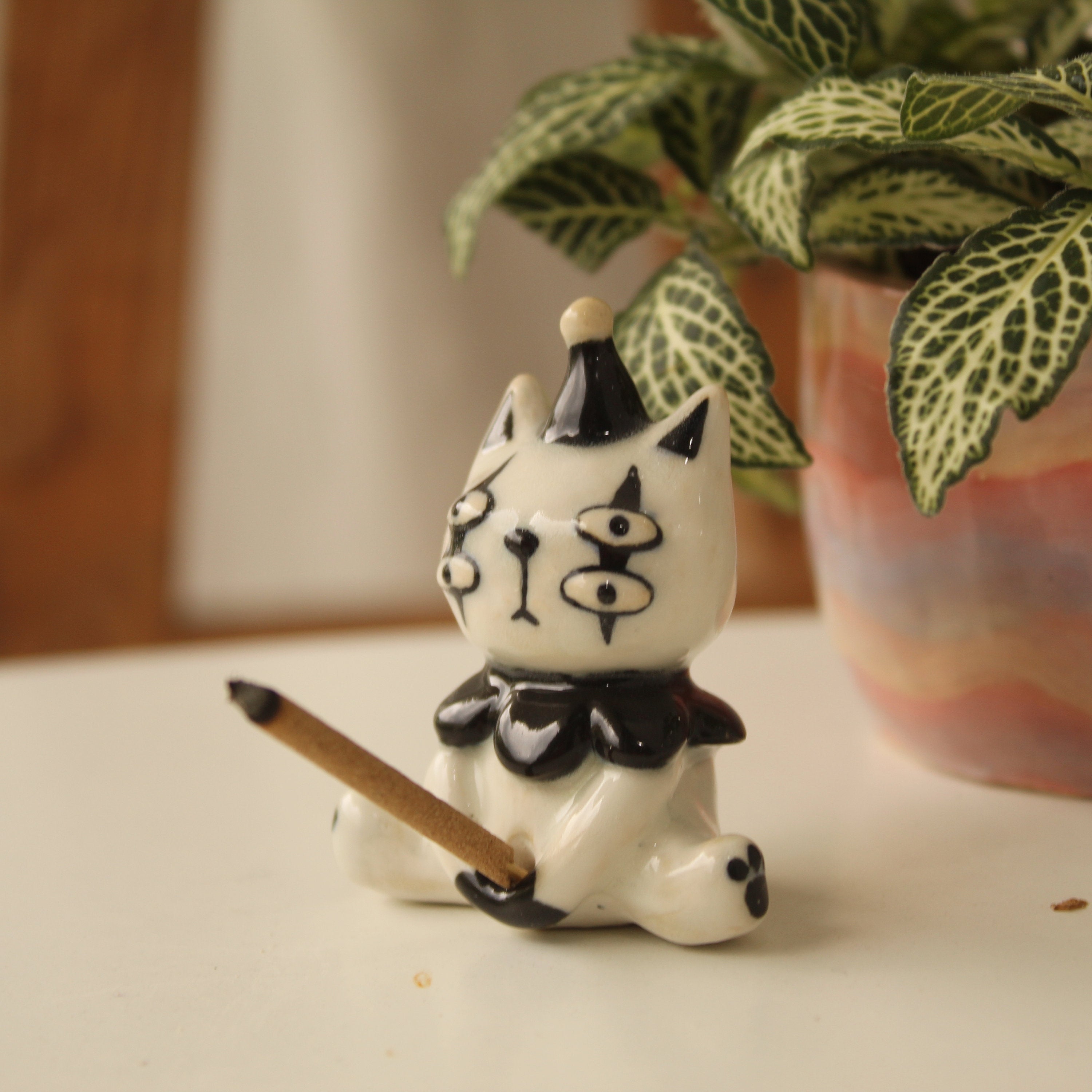 [Pre-order] White Cat Handmade Ceramic Incense Holder, Handbuilt Pottery, Cute Gift For Anime Fan, Unique Birthday Gift, Adorable Valentine Gift | Totto Pottery