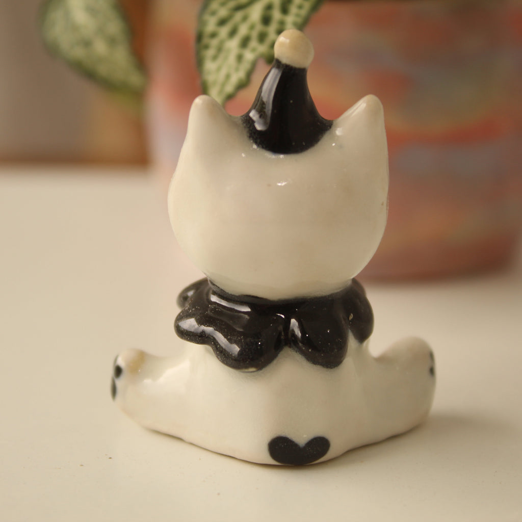 [Pre-order] White Cat Handmade Ceramic Incense Holder, Handbuilt Pottery, Cute Gift For Anime Fan, Unique Birthday Gift, Adorable Valentine Gift | Totto Pottery