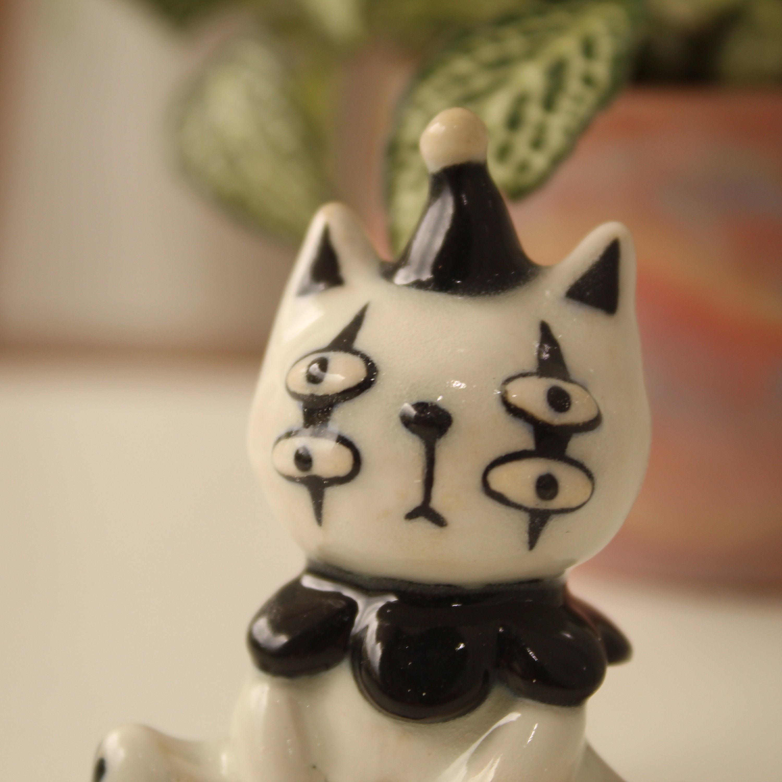 [Pre-order] White Cat Handmade Ceramic Incense Holder, Handbuilt Pottery, Cute Gift For Anime Fan, Unique Birthday Gift, Adorable Valentine Gift | Totto Pottery