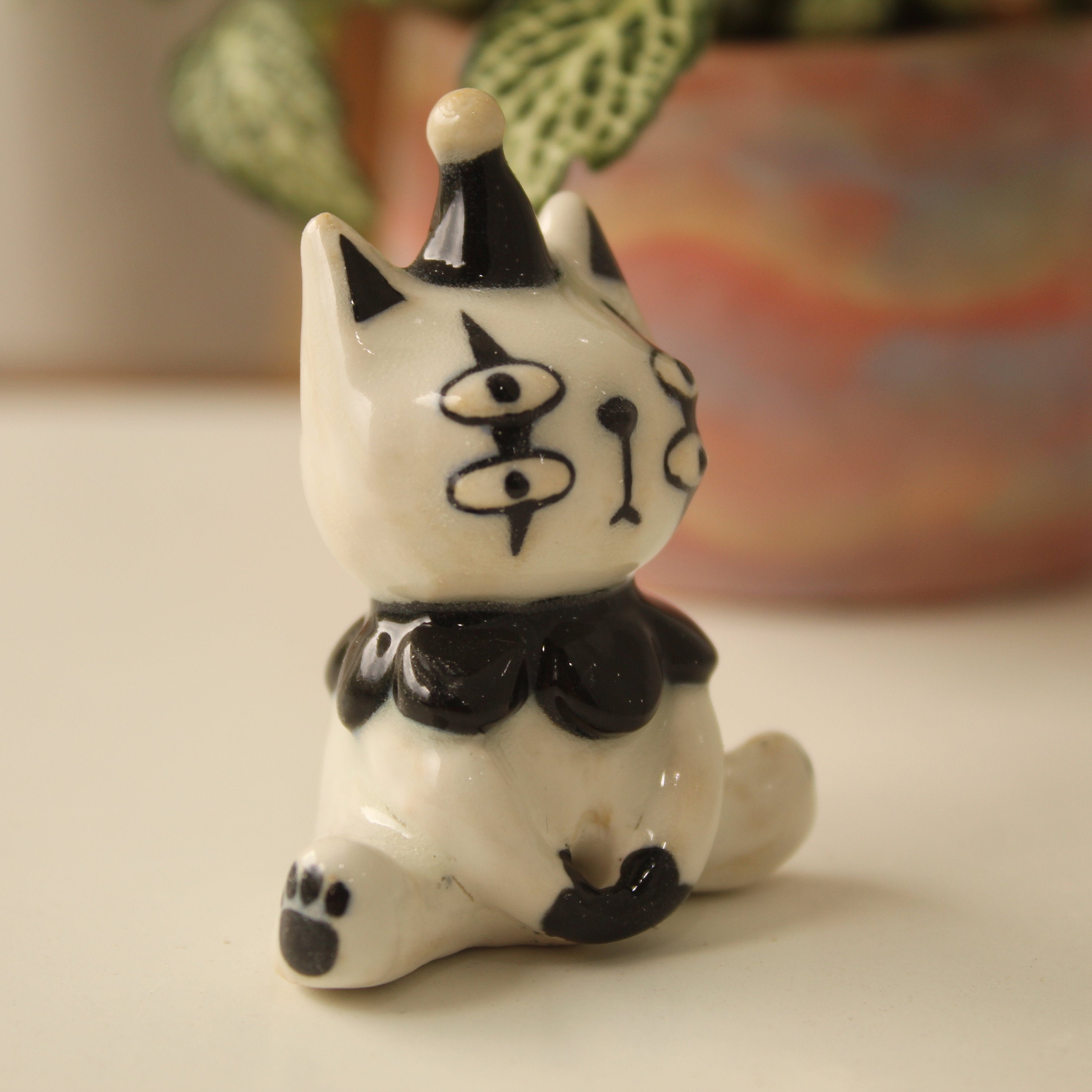 [Pre-order] White Cat Handmade Ceramic Incense Holder, Handbuilt Pottery, Cute Gift For Anime Fan, Unique Birthday Gift, Adorable Valentine Gift | Totto Pottery