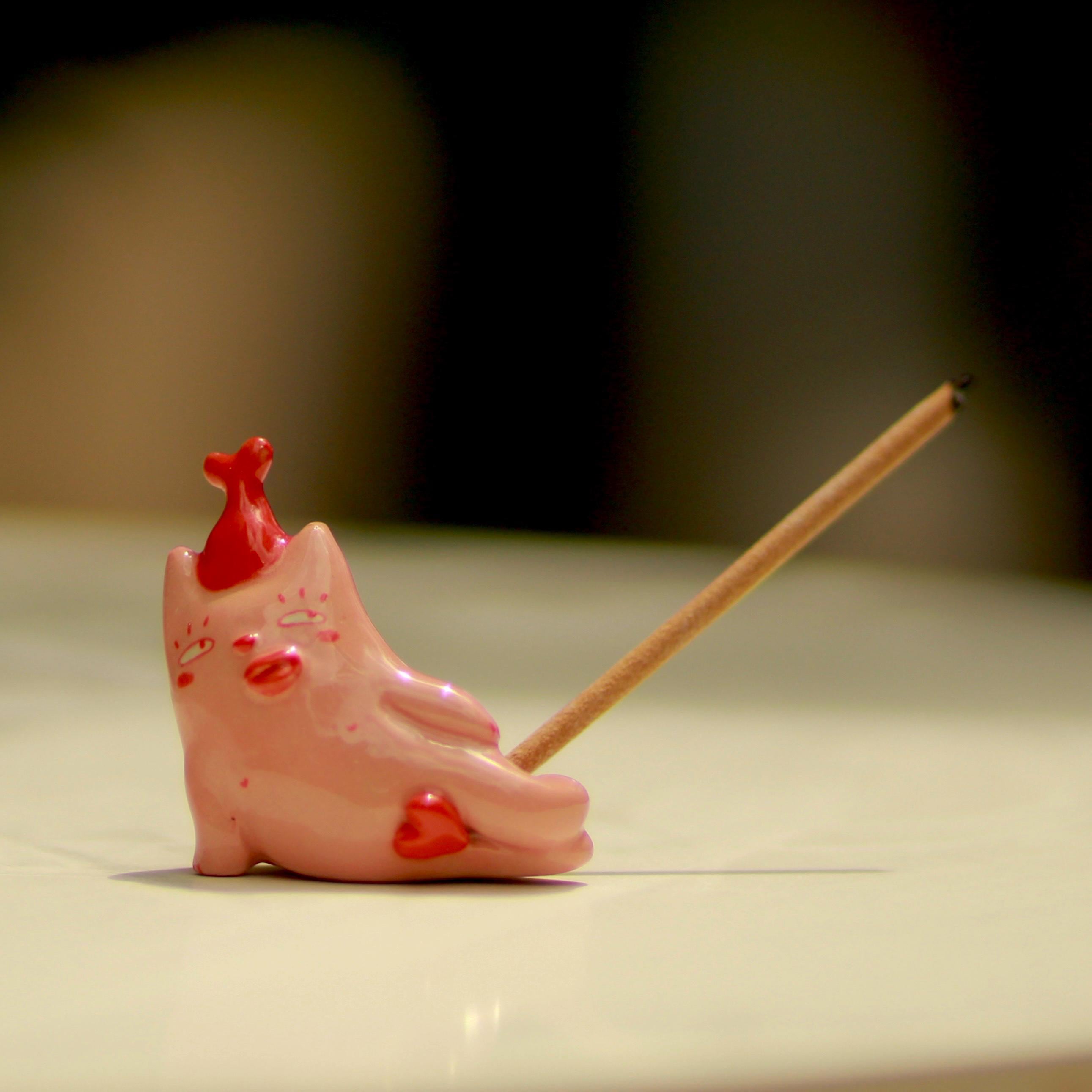 [Pre-order] Pink & Red Cat Handmade Ceramic Incense Holder, Handbuilt Pottery, Cute Gift For Anime Fan, Unique Birthday Gift, Adorable Valentine Gift | Totto Pottery
